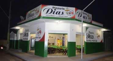 Pizzaria Dias de Lagoa Formosa deseja Feliz Natal e Próspero Ano Novo a todos seus clientes e amigos 