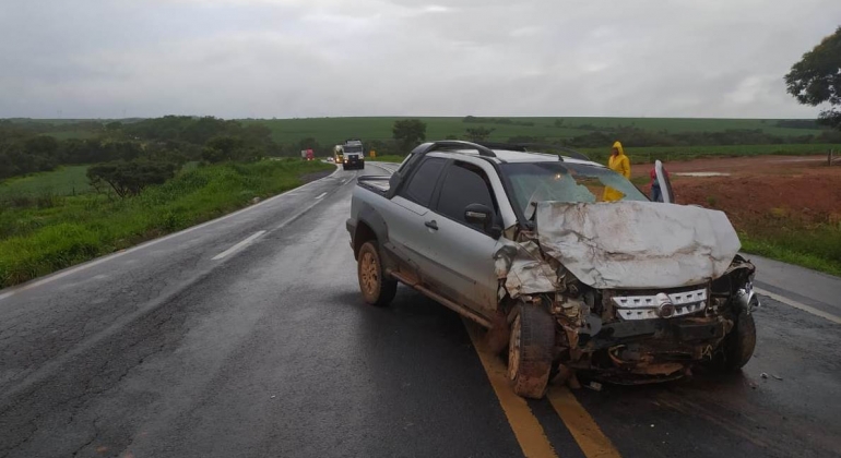 Uma pessoa morre e outras seis ficam feridas em um acidente envolvendo dois automóveis na BR-365