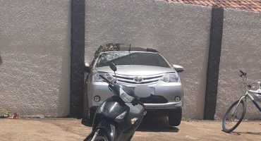 Condutora de automóvel atinge muro de escola e motocicleta em Patos de Minas ao confundir pedal