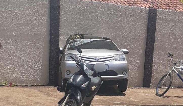 Condutora de automóvel atinge muro de escola e motocicleta em Patos de Minas ao confundir pedal