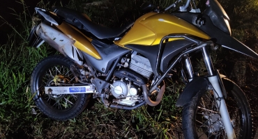 Motoqueiro inabilitado sofre acidente na MGC-354 no município de Presidente Olegário. 