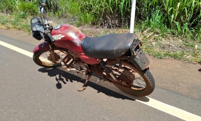 Jovem foge com motocicleta roubada, mas é preso pela Polícia Militar em Quintinos 