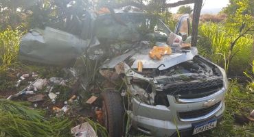 Mulher de 58 anos capota caminhonete após cochilar ao volante na MG-410 em Lagoa Grande