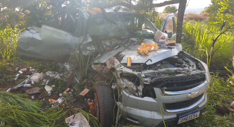 Mulher de 58 anos capota caminhonete após cochilar ao volante na MG-410 em Lagoa Grande