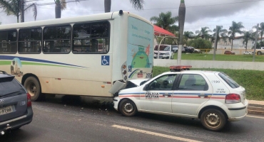 Militar fica ferido após bater viatura na traseira de ônibus coletivo em Patos de Minas