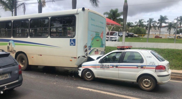 Militar fica ferido após bater viatura na traseira de ônibus coletivo em Patos de Minas