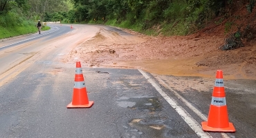 Deslizamento de terra interdita parte da pista da MGC-354 entre Patos de Minas e Presidente Olegário 