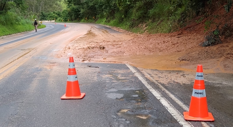 Deslizamento de terra interdita parte da pista da MGC-354 entre Patos de Minas e Presidente Olegário 