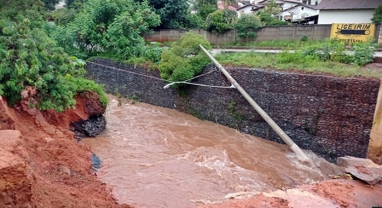 Ponte na cidade de São Gotardo desmorona com as fortes chuvas dos últimos dias