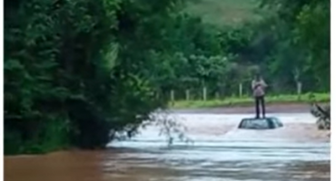 Águas transbordam em ponte da zona rural de Rio  Paranaíba e deixe carro e motorista ilhados