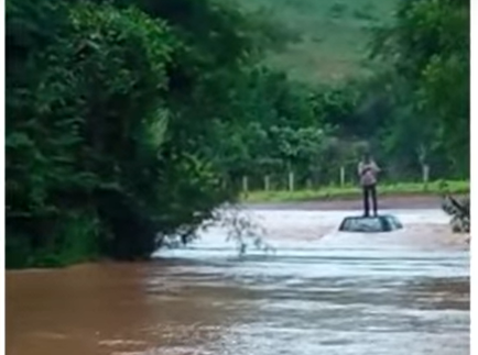 Águas transbordam em ponte da zona rural de Rio  Paranaíba e deixe carro e motorista ilhados