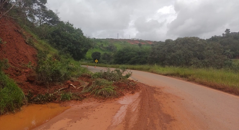 Deslizamentos de terra são registrados em rodovias da região e Polícia Militar Rodoviária faz alerta