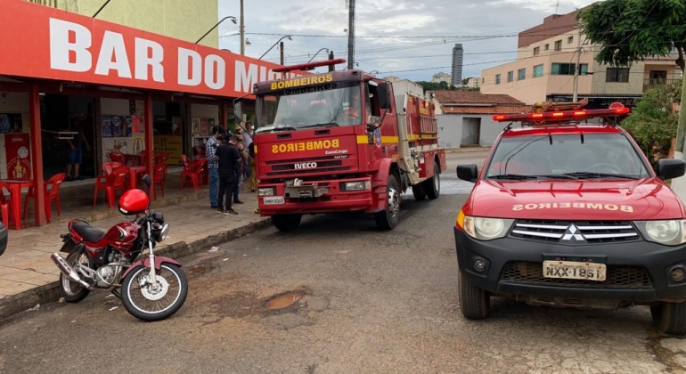 Corpo de Bombeiros de Patos de Minas combate princípio de incêndio em botijão de gás 