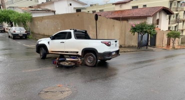 Motociclista fica ferido em acidente no Centro de Patos de Minas