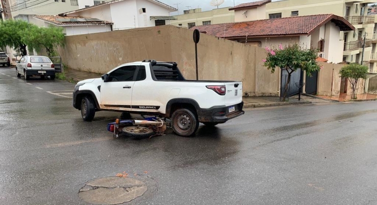 Motociclista fica ferido em acidente no Centro de Patos de Minas