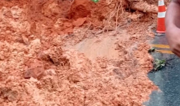 Novo rompimento de terra interdita trecho entre Patos de Minas e Varjão de Minas na BR-365