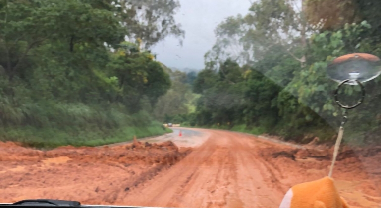 Pista da MGC-354 entre Presidente Olegário e Patos de Minas fica parcialmente interditada após novo deslizamento de terra