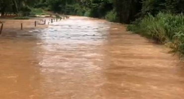 Rio Paranaíba transborda e cobre ponte no município de Carmo do Paranaíba 