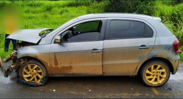 Condutora perde controle e bate carro em guardrail na BR-354 em Carmo do Paranaíba