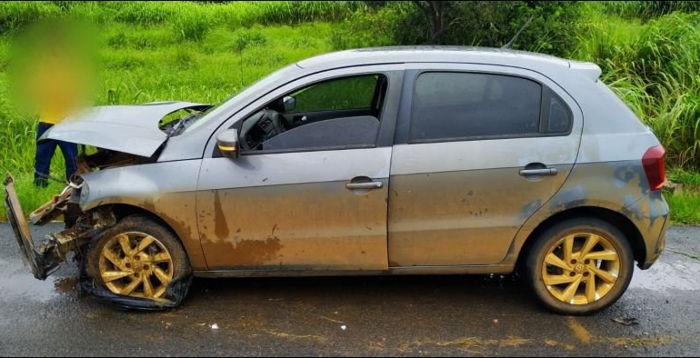 Condutora perde controle e bate carro em guardrail na BR-354 em Carmo do Paranaíba