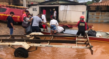 Barcos são utilizado na remoção de pessoas atingidas pelas enchentes em Patos de Minas