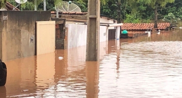 Pelo menos 51 famílias foram desabrigadas pela enchente do Rio Paranaíba em Patos de Minas