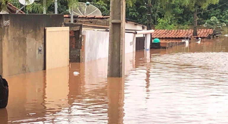 Pelo menos 51 famílias foram desabrigadas pela enchente do Rio Paranaíba em Patos de Minas