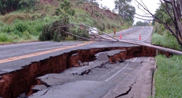 Trânsito continua totalmente interditado em trecho da MG-354, em Presidente Olegário