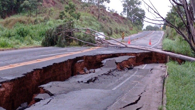 Trânsito continua totalmente interditado em trecho da MG-354, em Presidente Olegário