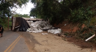 Caminhão trator carregado com sementes de capim tomba na MG-188 no município de Coromandel 