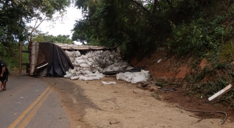 Caminhão trator carregado com sementes de capim tomba na MG-188 no município de Coromandel 