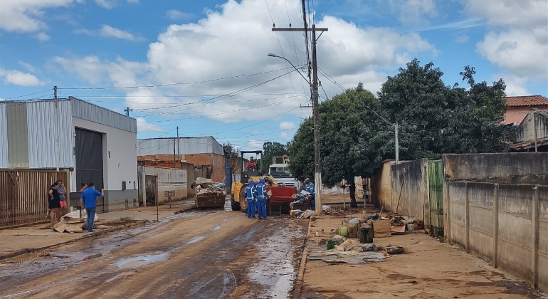 Com baixa do Rio Paranaíba famílias desalojadas começam a voltar para casa e contabilizam perdas devido à enchente 