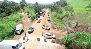 Caminhões danificam desvio aberto para tráfego de veículos leves na MG-354 entre Presidente Olegário e Patos de Minas