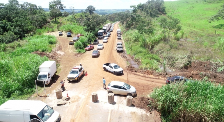 Caminhões danificam desvio aberto para tráfego de veículos leves na MG-354 entre Presidente Olegário e Patos de Minas