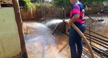 Copasa auxilia na limpeza de imóveis atingidos pela cheia do rio Paranaíba em Patos de Minas