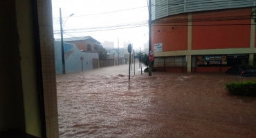 Temporal causa alagamentos em vários pontos na cidade de Patos de Minas