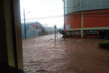 Temporal causa alagamentos em vários pontos na cidade de Patos de Minas