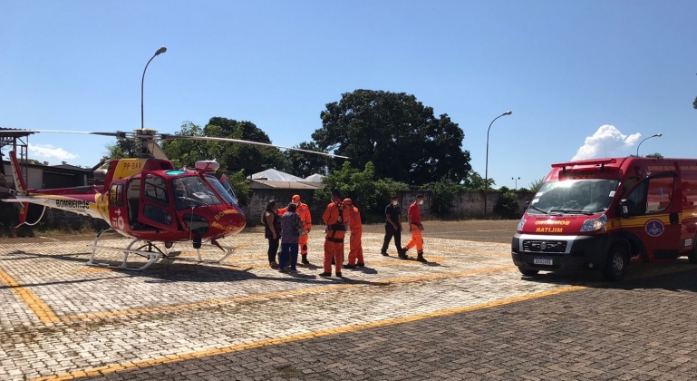 Corpo de Bombeiros usa aeronave para resgatar família atingida pelas chuvas no município de Presidente Olegário 