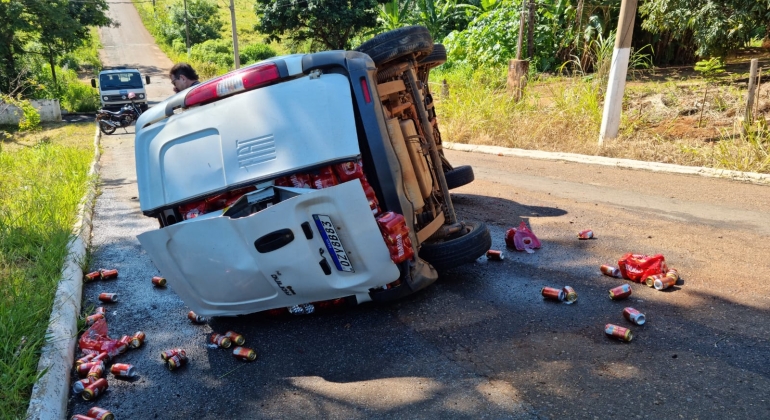 Garota de 15 anos capota Fiorino carregada com cerveja em Carmo do Paranaíba