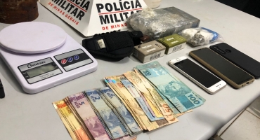 Três pessoas são presas com arma, munições, dinheiro e drogas em Patos de Minas