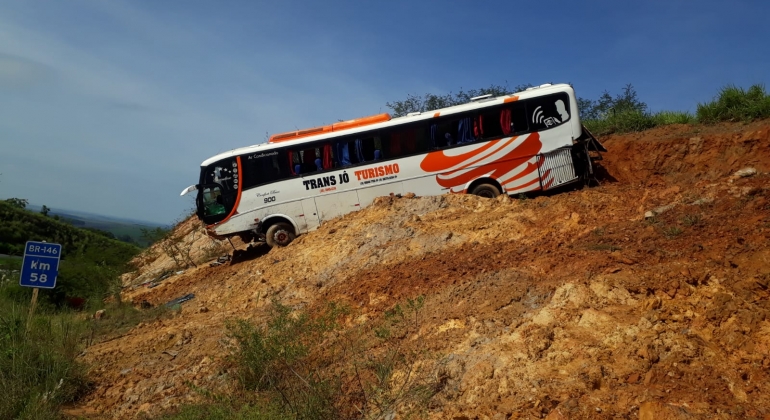 Após motorista perder controle direcional, ônibus fica pendurado em barranco na “Curva da Catiara” em Serra do Salitre