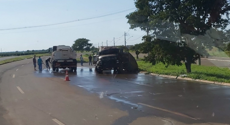 Caminhão carregado de leite tomba na MG 230 em Rio Paranaíba