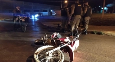 Motoqueiros fogem da polícia em Patos de Minas são perseguidos e acabam detidos com drogas após acidente