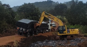 Carreta tenta passar por desvio feito pela Prefeitura de Presidente Olegário na MGC-354 e interdita trânsito