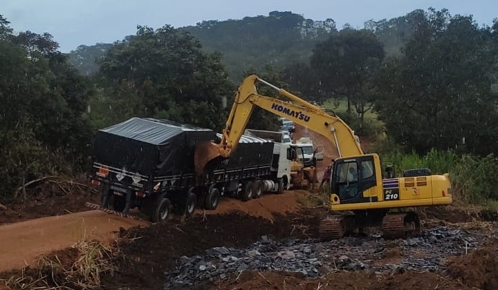 Carreta tenta passar por desvio feito pela Prefeitura de Presidente Olegário na MGC-354 e interdita trânsito