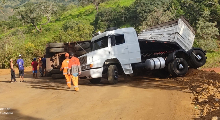 Carreta carregada com eucalipto tomba no desvio da MGC-354 e volta a complicar o tráfego de veículos 