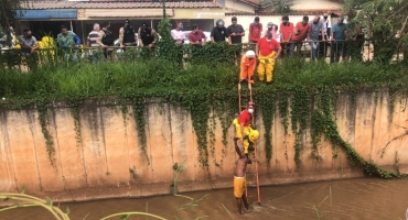 Homem é retirado do Córrego do Monjolo em Patos de Minas por militares do Corpo de Bombeiros 