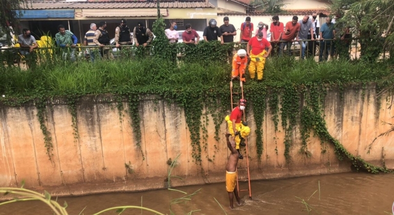 Homem é retirado do Córrego do Monjolo em Patos de Minas por militares do Corpo de Bombeiros 