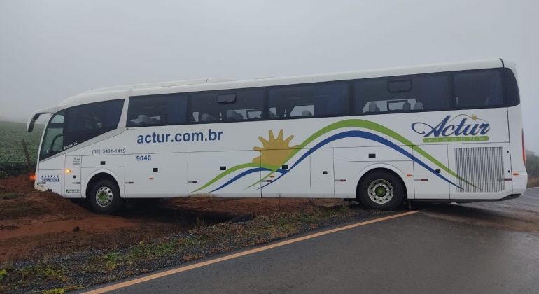 Ônibus com 11 ocupantes sai da pista na BR 354, em Rio Paranaíba