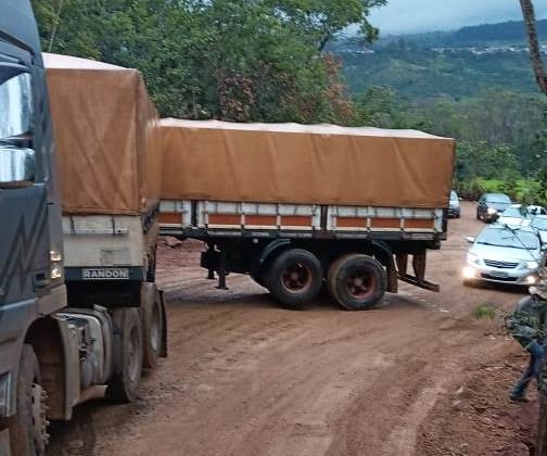 Carreta da “L” e volta a complicar tráfego de veículos no desvio da MGC-354